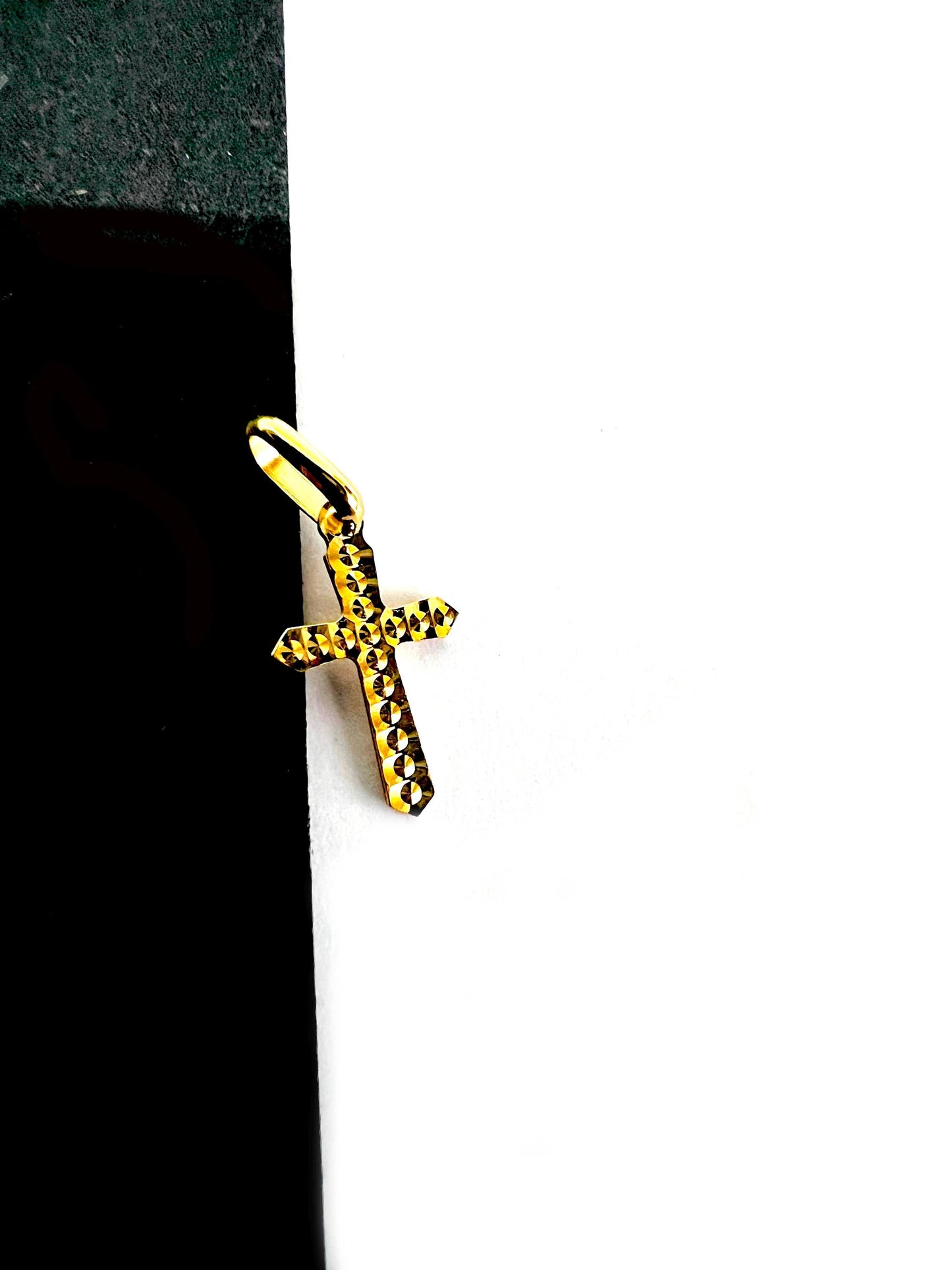 Pendentif Croix antique , Or Jaune massif 750% 18k