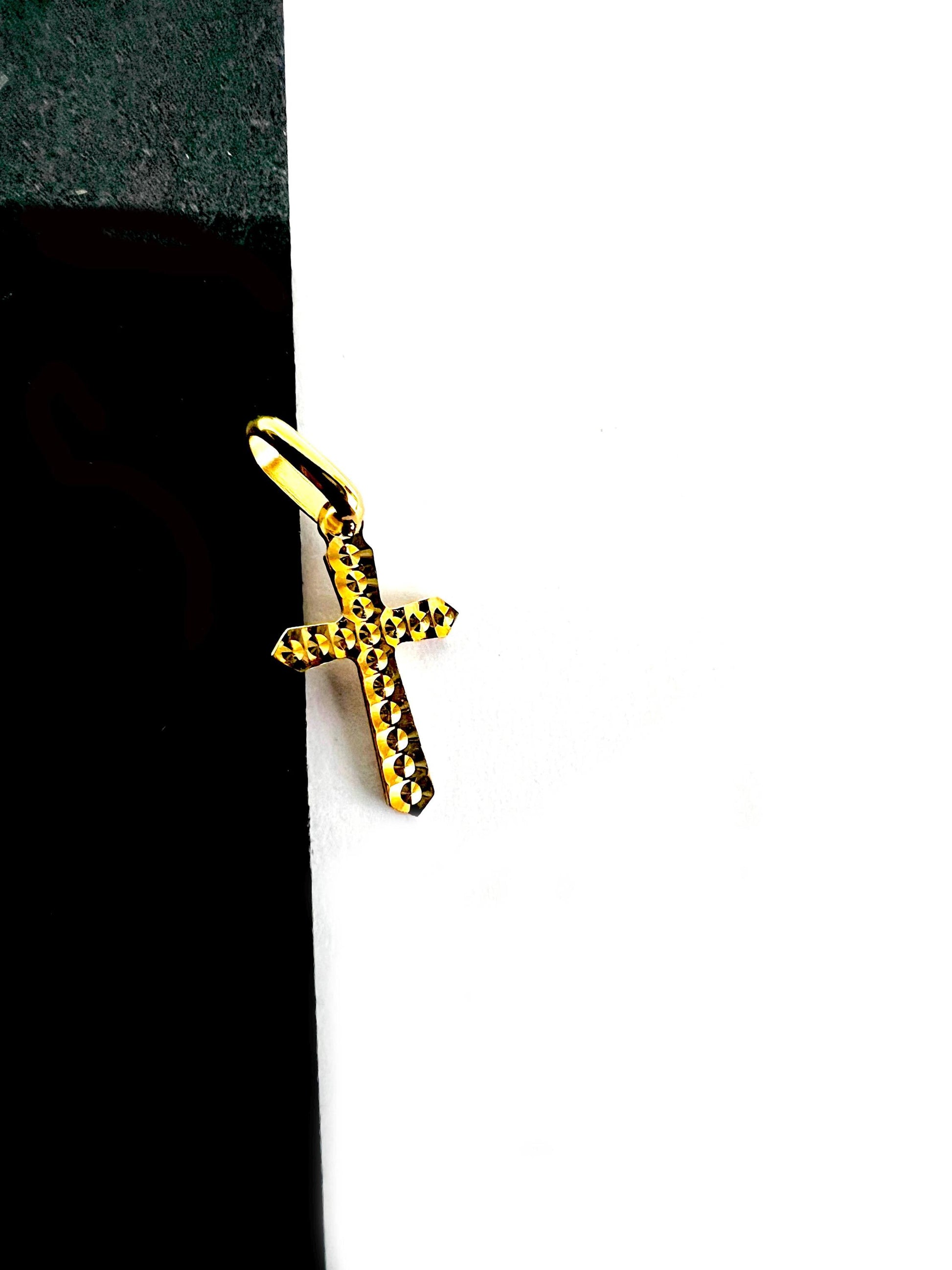 Pendentif Croix antique , Or Jaune massif 750% 18k