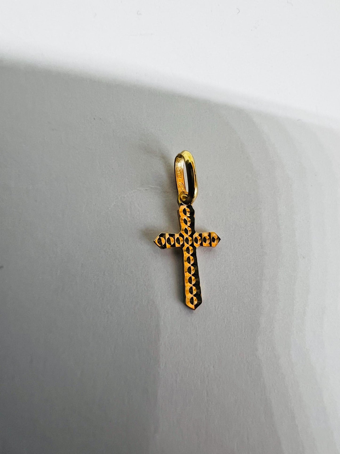 Pendentif Croix antique , Or Jaune massif 750% 18k