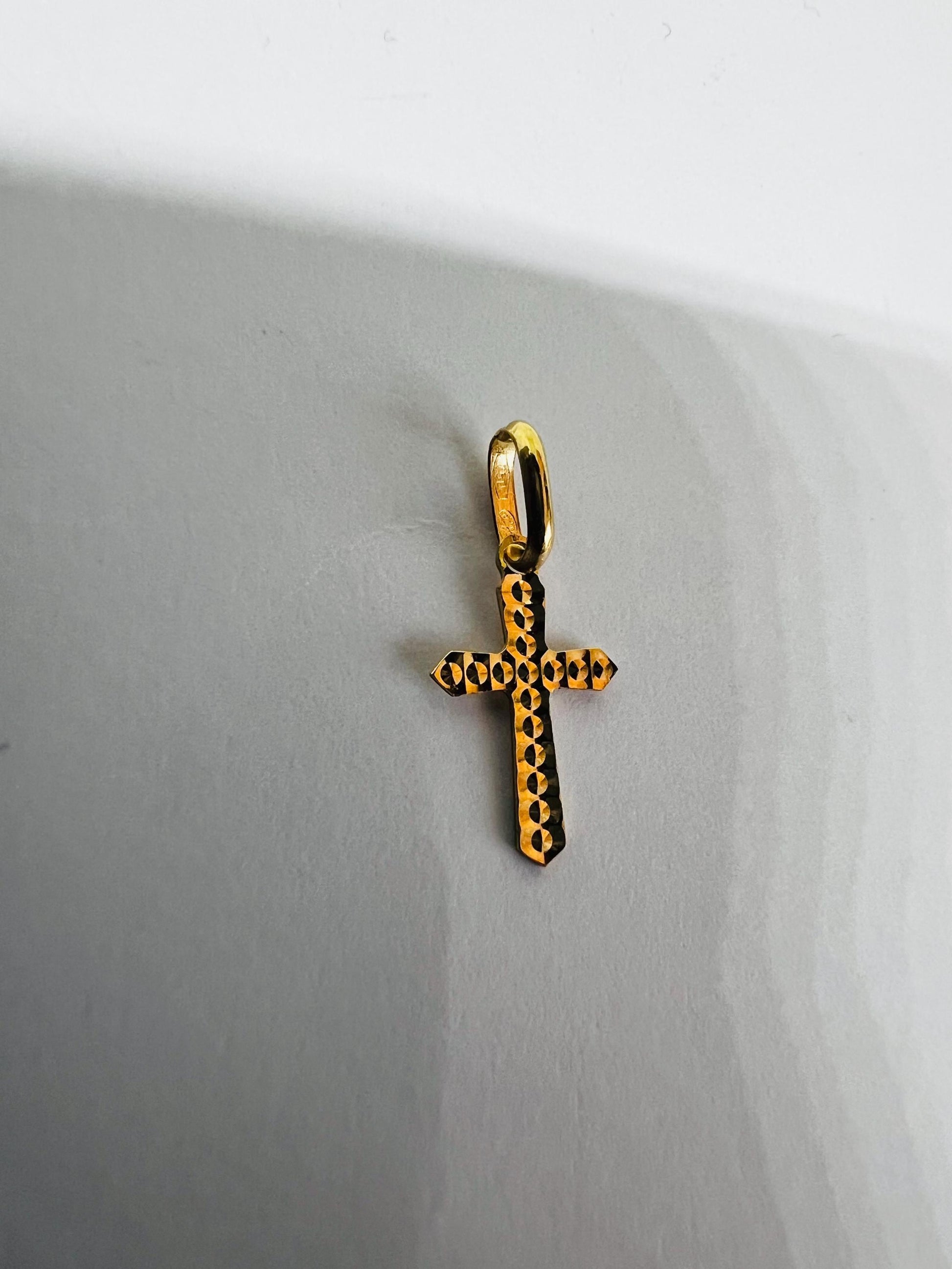 Pendentif Croix antique , Or Jaune massif 750% 18k